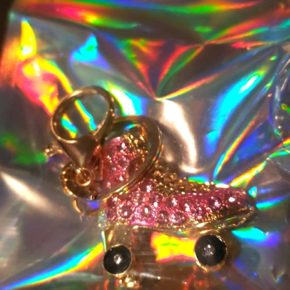 RHINESTONE ROLLER SKATE KEY CHAIN NWOT.